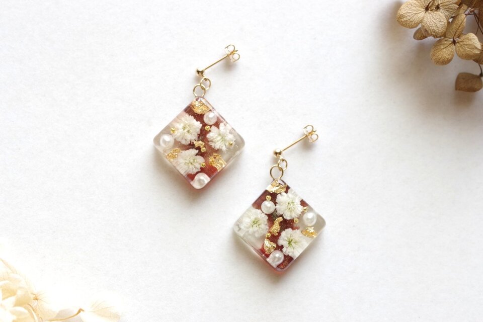 レジンアート　スクエアピアス〈音楽の捧げ物〉