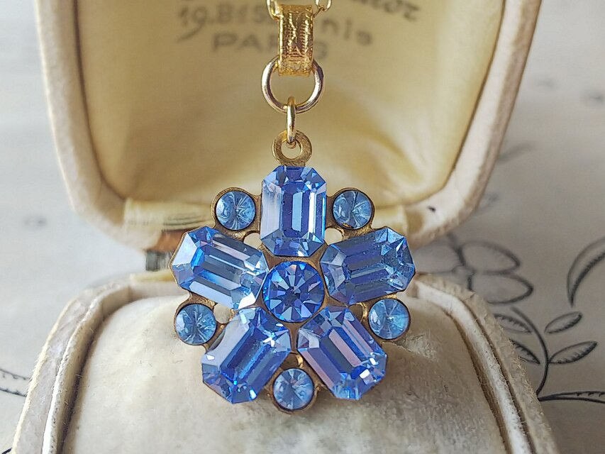 ヴィンテージ　ライトサファイアBlueいっぱいのGlassフラワー　ネックレス