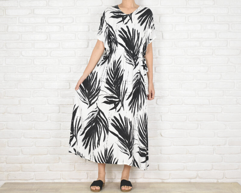 夏の大人のリラックススタイルに。モノトーンの涼しげなヤシの葉柄ワンピース　ホワイト