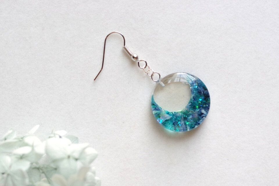 レジンアート　ラウンドピアス〈月の玉座〉