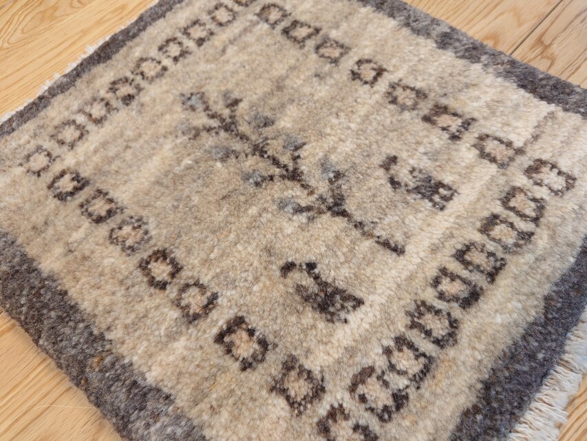ペルシャ ギャッベ ミニマット 37x40cm 無染め 生命の木 ヤギ T684
