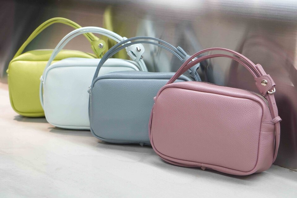 スモーキーPINK・２WAY機能ポシェットLサイズ◎内装キーホルダー付き：ポケット機能充実しています★