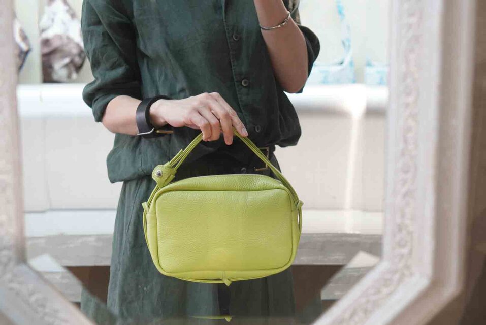 ライムグリーン・２WAY機能ポシェットLサイズ◎内装キーホルダー付き：ポケット機能充実しています★