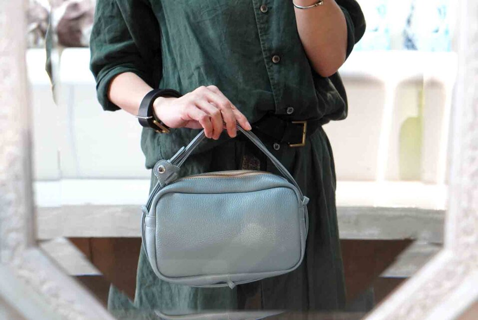 ホライゾンブルー・２WAY機能ポシェットLサイズ◎内装キーホルダー付き：ポケット機能充実しています★