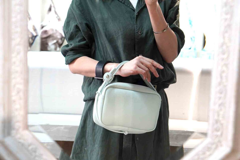 アイスミントブルー・２WAY機能ポシェットLサイズ◎内装キーホルダー付き：ポケット機能充実しています★