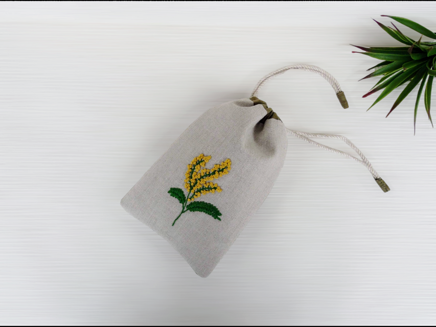 春の香り：ミモザ刺繍リネン巾着（R-16） | iichi 日々の暮らしを