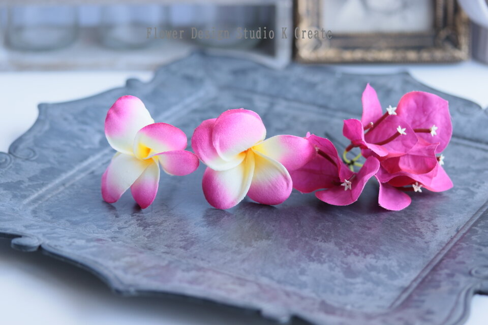 白いダリアとプルメリアのヘッドドレス リゾ婚 ウェディング 髪飾り