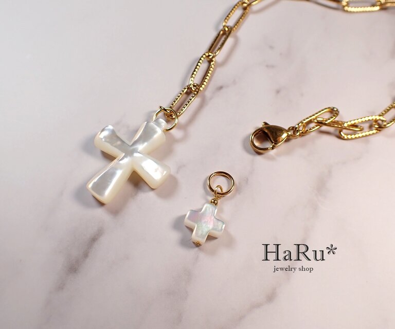 宝石質シェル（クロス／十字架）☆サージカルステンレスネックレス