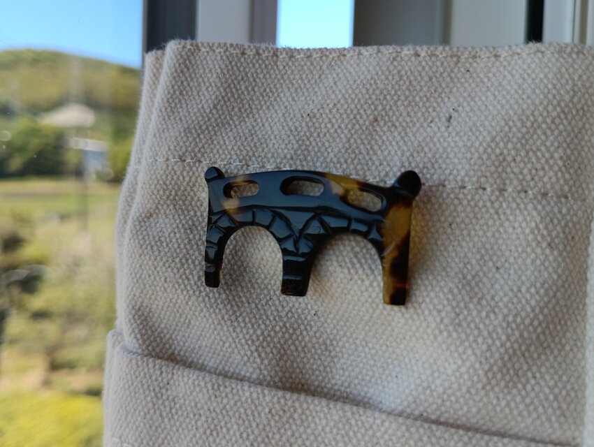 眼鏡橋　本鼈甲ピンブローチ