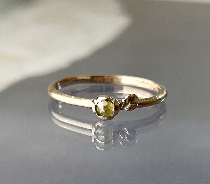 イェローナチュラルダイヤのミニ薔薇リング（K10）