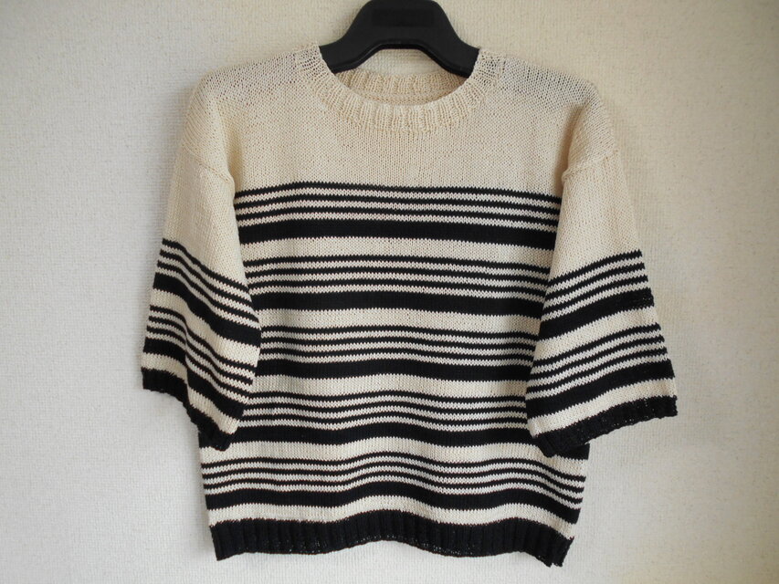 ライトベージュと黒のボーダー柄サマーセーター（A）
