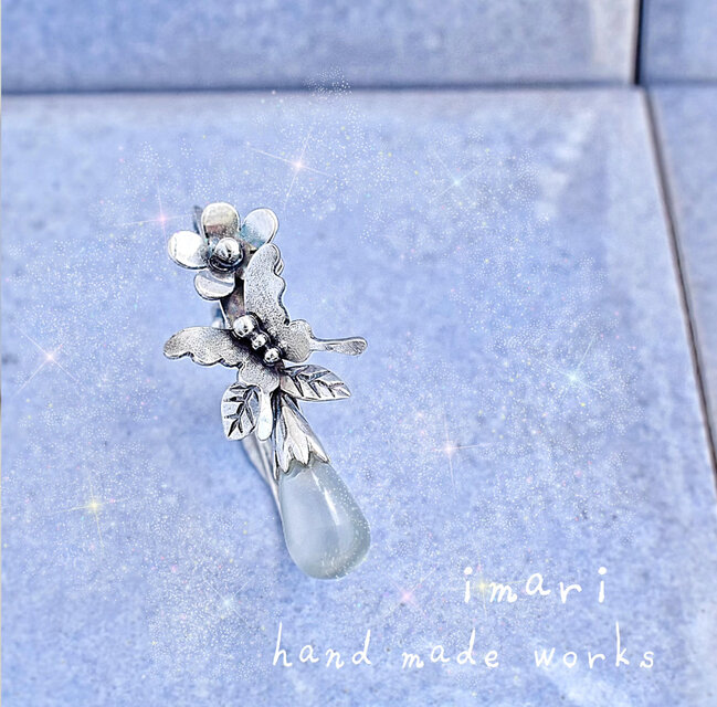 しずくムーンストーン☆花蝶を飾ったイヤーカフ