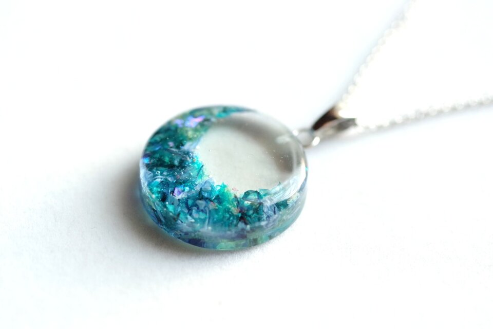 レジンアート　ラウンドペンダント〈月の玉座〉