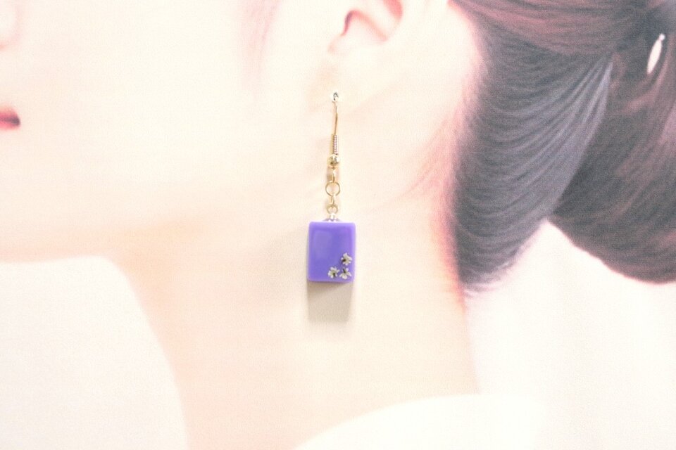 レジンアート　長方形のピアス〈秘めやかな睦言〉