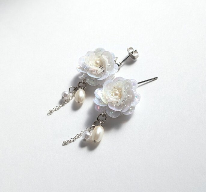 白薔薇姫／スパンコールピアス | iichi 日々の暮らしを心地よくする