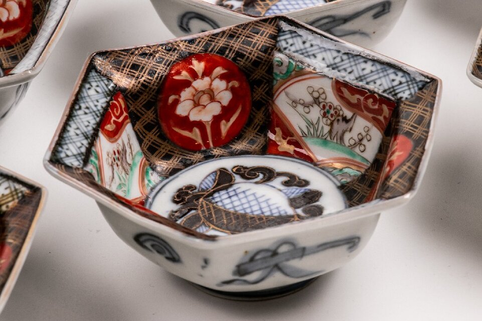 古伊万里 染錦 草花蟠桃文 六角鉢 明治時代 E1794 | iichi 日々
