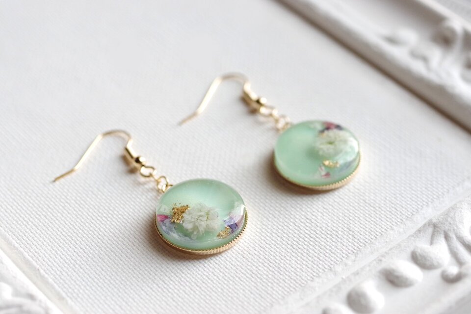 【受注製作】レジンアート　ラウンドピアス〈ブーケ・グリーン〉