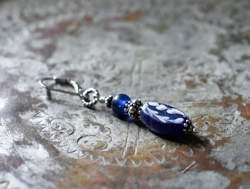 アンティークヴェネチア瑠璃色アラベスクとシルバービーズ、ブルービーズの片耳ピアス