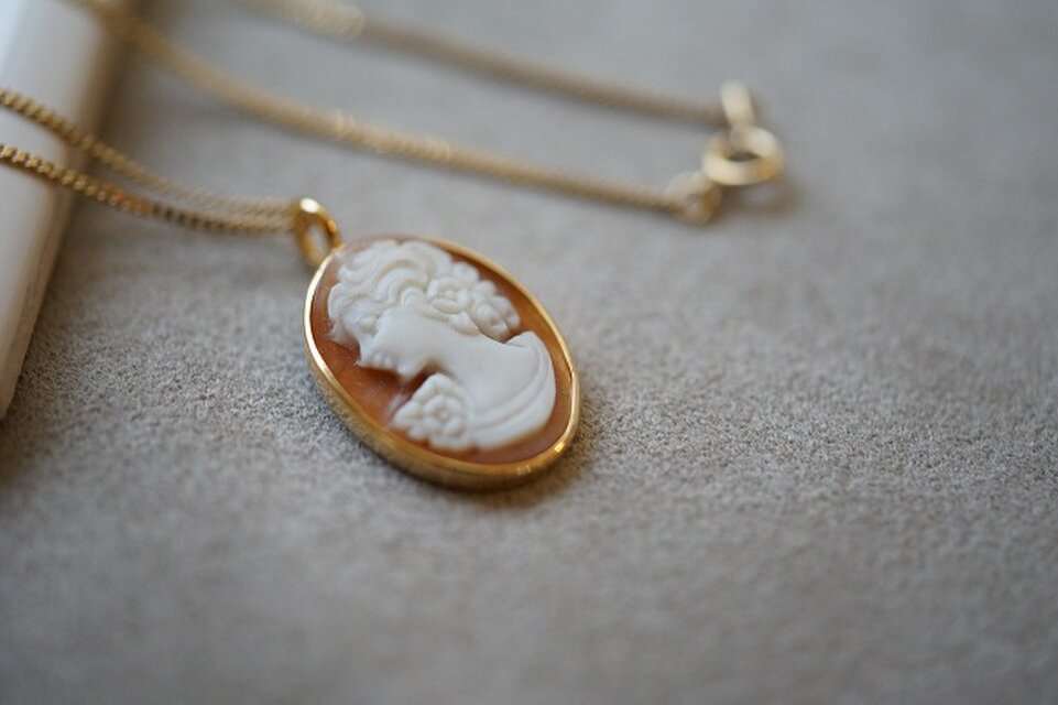 【seasons】18kgp シェルカメオロングネックレス