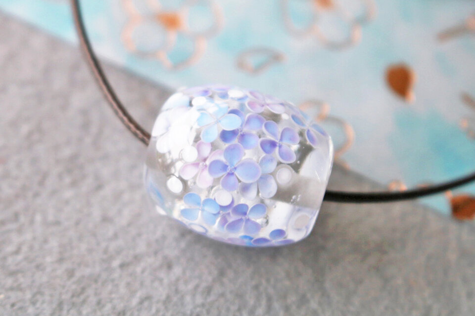 紫陽花のとんぼ玉（ガラス玉）泡入り