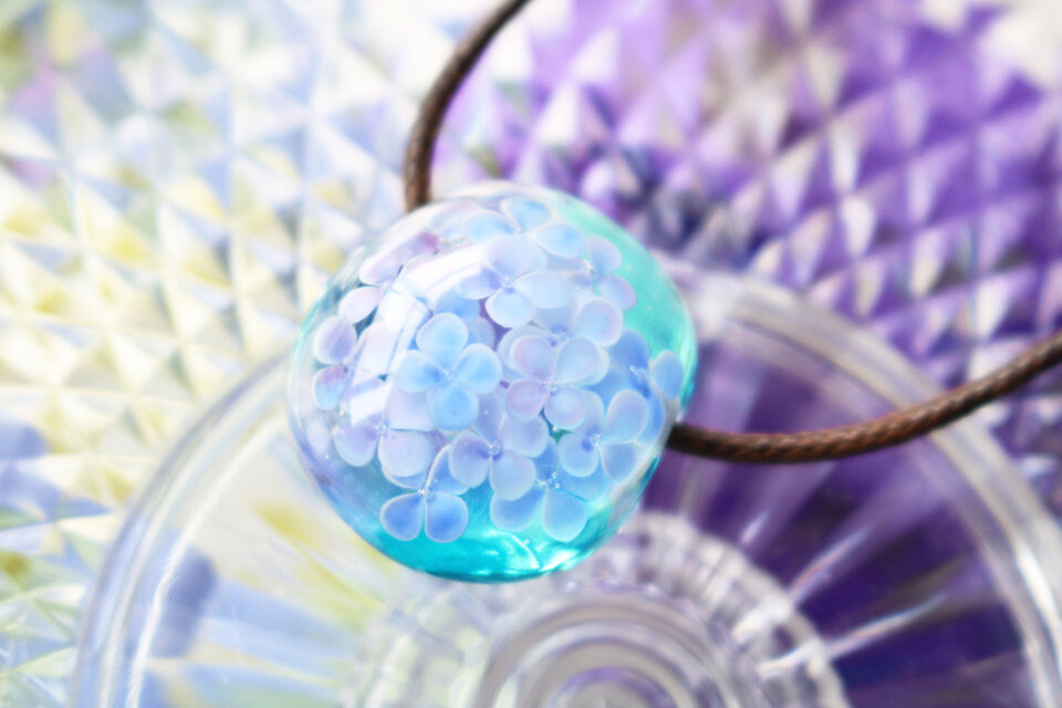 紫陽花のとんぼ玉ガラスペンダント