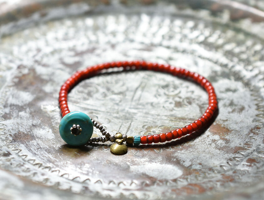 アンティーク飴色ホワイトハーツと一粒ターコイズブルーシェブロンのブレス（ターコイズ留め金）