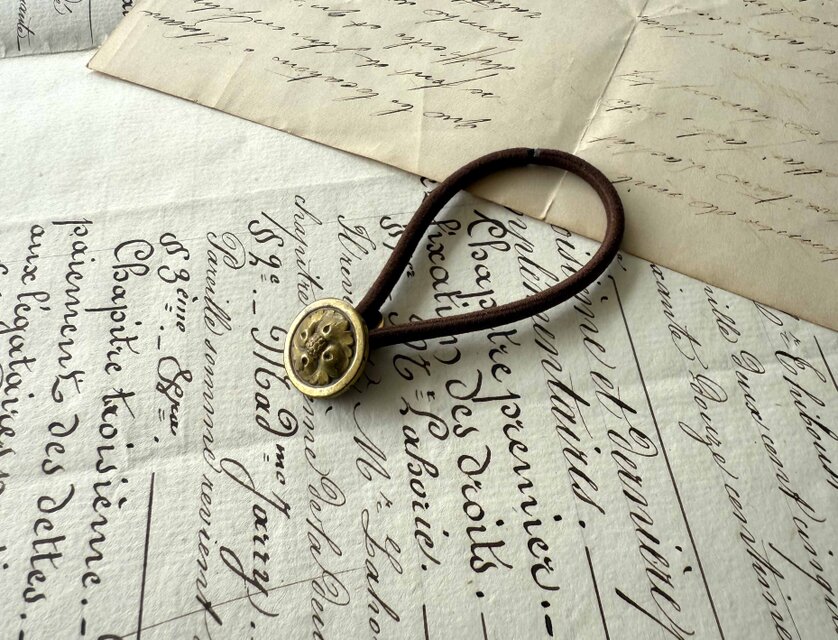 フランスアンティークボタンヘアゴム／ゴールドフラワーボタン