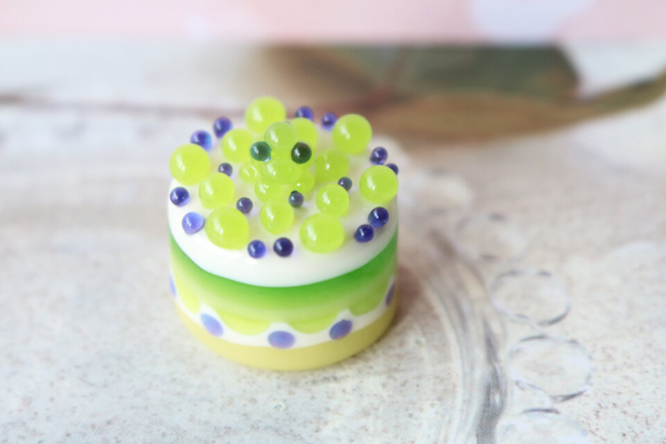 ガラスのミニチュア　シャインマスカットとブルーベリーケーキ  ★ガラスのミニチュア洋菓子店