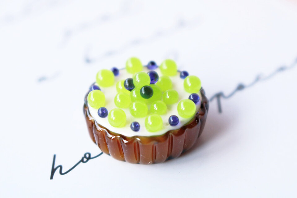 ガラスのミニチュア　シャインマスカットとブルーベリーのタルト★ガラスのミニチュア洋菓子店