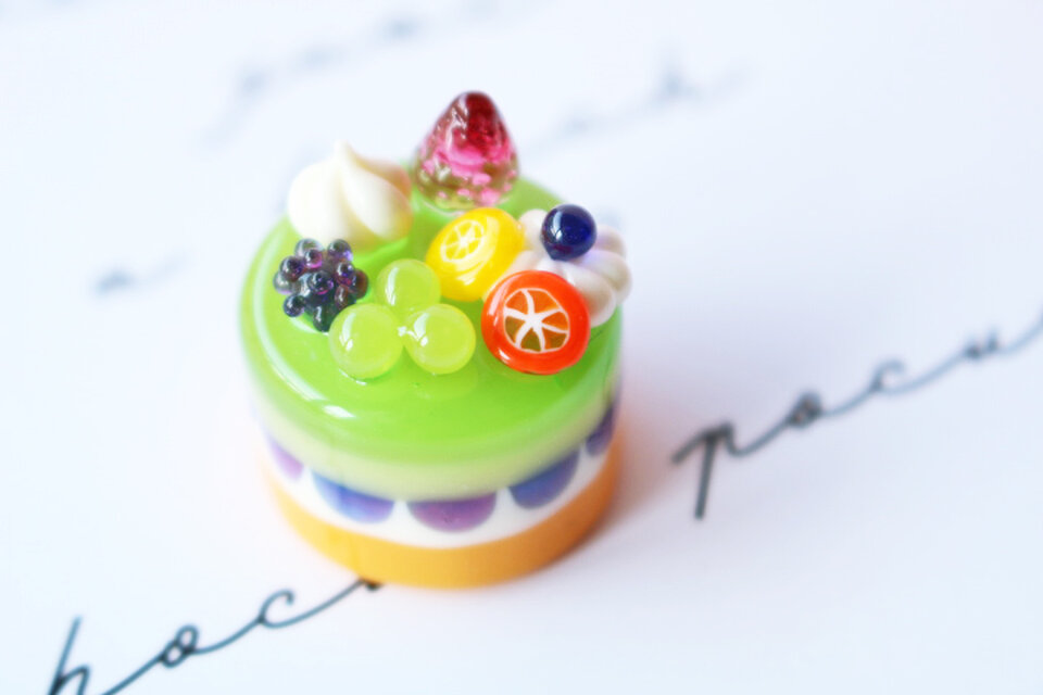 ガラスのミニチュア　シャインマスカットとピオーネのケーキ★ガラスのミニチュア洋菓子店