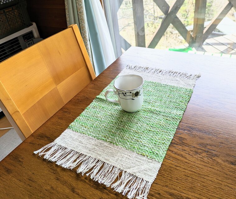 手織ティーマット(ランチョンマッ ト若草色)　綿とリネン(少々)、26.5cm×47cm(房を含む)