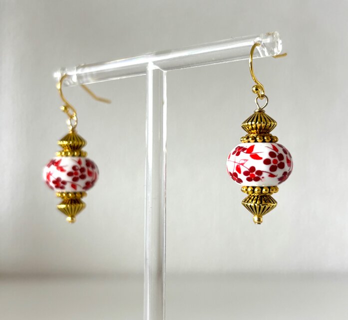 ピアス　梅の陶器ビーズのランタン風　赤　レッド　和風　冬春　フィッシュフック　ネジバネ式イヤリング交換可能