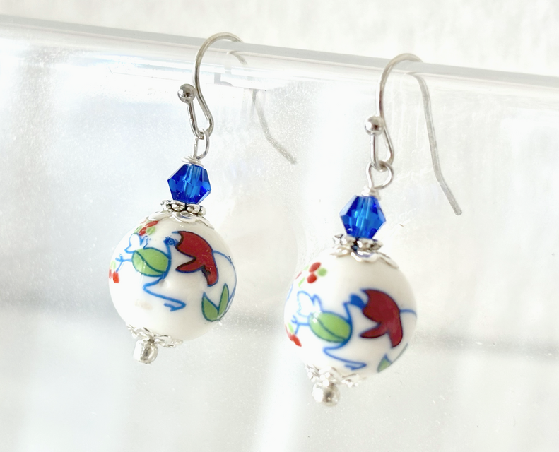 ピアス　金魚風模様の陶器ビーズ　磁器　ホワイト　白　赤　青　緑　和風　アジアン　揺れる　小さめ　シルバー　小さい