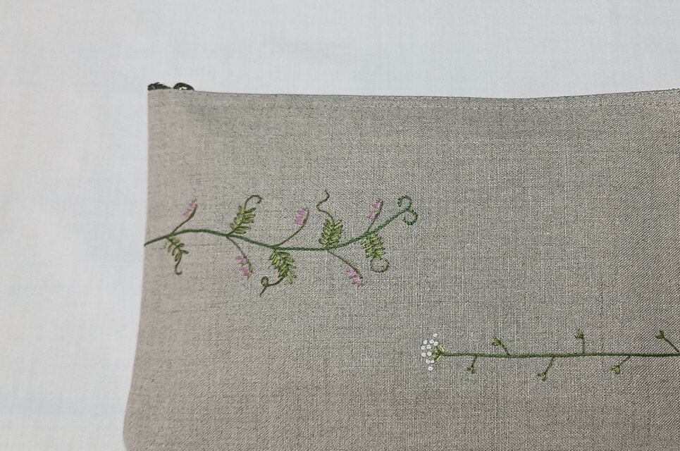 なっきです♪草花のリース刺繍　ペタンコポーチ　ハンドメイド なっき様専用です♪草花のリース刺繍 ペタンコポーチ ハンドメイド