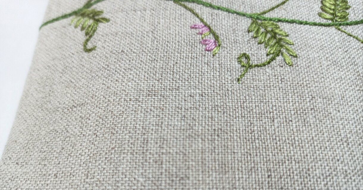 なっきです♪草花のリース刺繍　ペタンコポーチ　ハンドメイド なっき様専用です♪草花のリース刺繍 ペタンコポーチ ハンドメイド