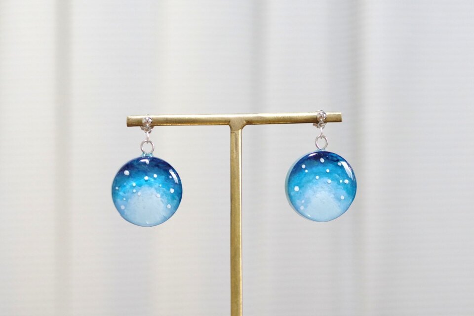 レジンアート　ラウンドピアス〈雨催い①〉