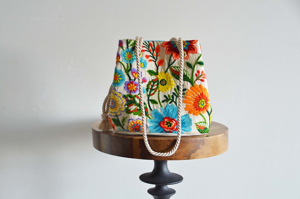 インド刺繍　ハイクラスフラワー刺繡 スクエア 2wayポシェットマリンバッグ　残り３点になりました