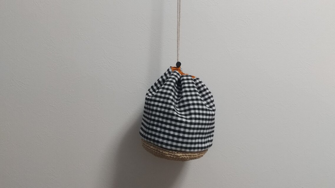 チェックの巾着　黒　(オレンジと白）