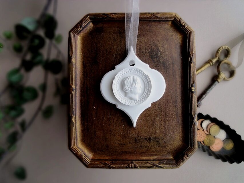 古代コインデザインのアロマストーン 円形額に男性の横顔 ■ アラベスクオーナメント ■ 6種類から香りが選べる