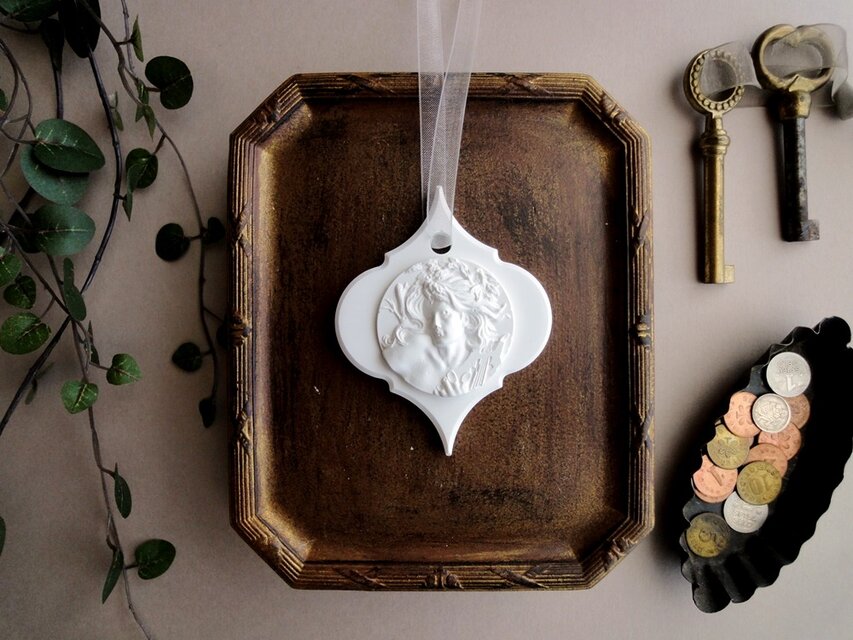 古代コインデザインのアロマストーン 髪の長い女性 ■ アラベスクオーナメント ■ 6種類から香りが選べる