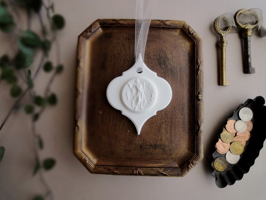 古代コインデザインのアロマストーン 女性の立ち姿　A ■ アラベスクオーナメント ■ 6種類から香りが選べる