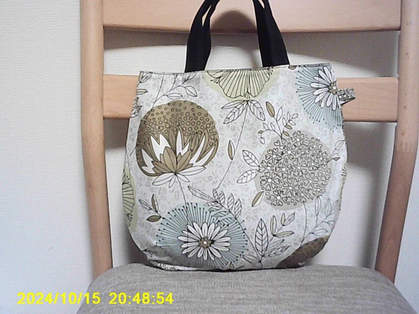 オックス生地・グレー系地の・北欧・おおきめフラワー＊まる底手提げ