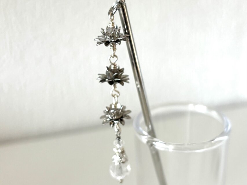 かんざし　小さな蓮のビーズ３連　シルバー　軽量　軽い　シンプル　一本挿し　一本簪　和風　揺れる