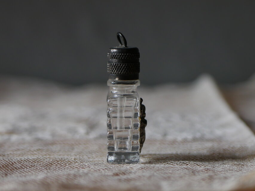 天使の小さな香水瓶 ペンダントトップ 気付け薬 フランスアンティーク