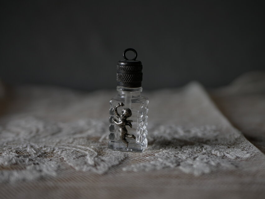 天使の小さな香水瓶 ペンダントトップ 気付け薬 フランスアンティーク