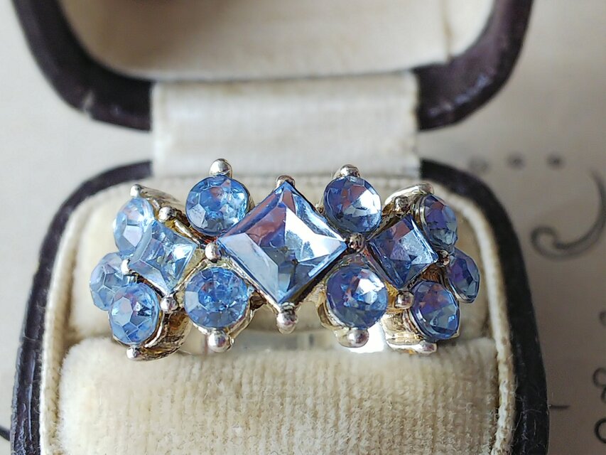 ヴィンテージ　星達のようなライトサファイアBlueの指輪（アジャスタブル）