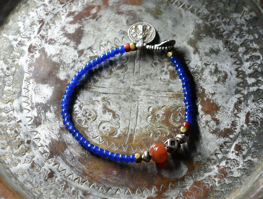 蜜柑型カーネリアンとトゥアレグビーズ、コバルトブルービーズ、oldチンシルバー＆オリッサブラス、oldインドシルバーのブレス
