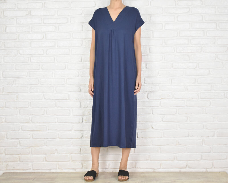 リネン素材のシンプルなVネックワンピース　ネイビー