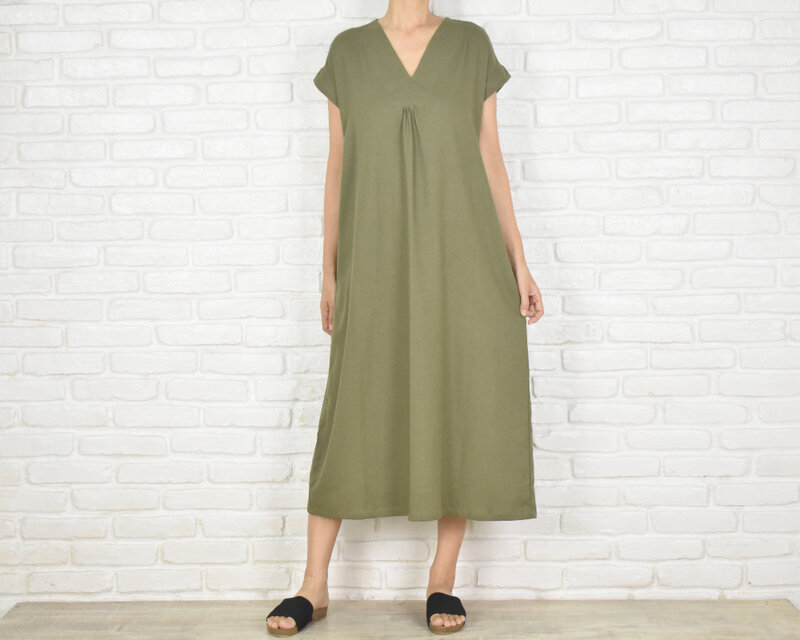 リネン素材のシンプルなVネックワンピース　カーキ