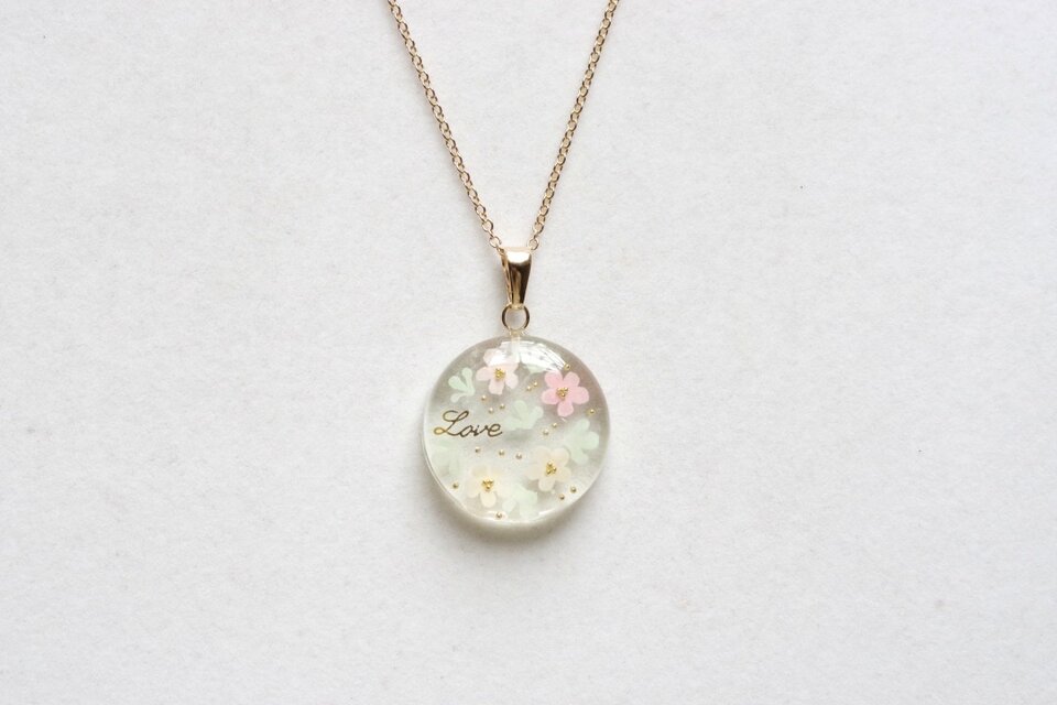 レジンアート　ラウンドペンダント〈満開のコーラス〉